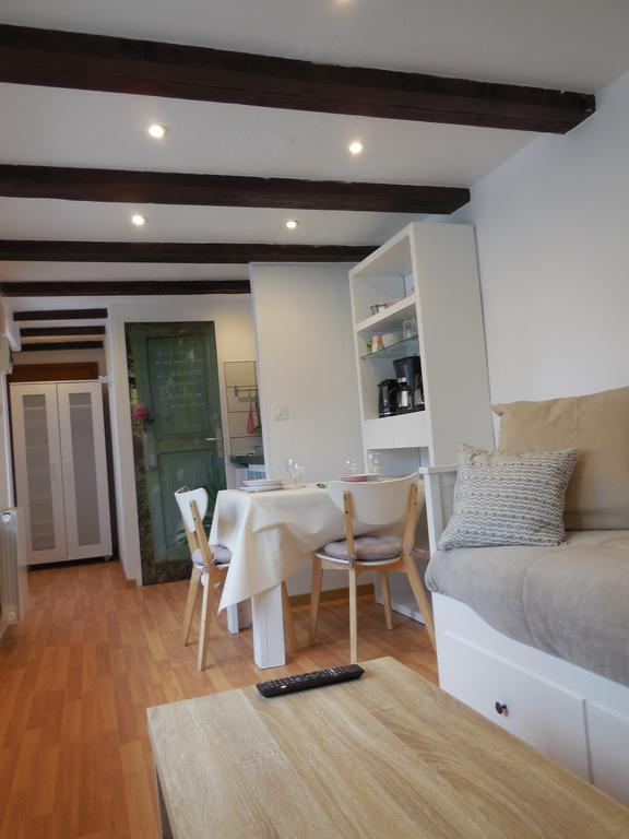 Cerise & Coquelicot Apartment